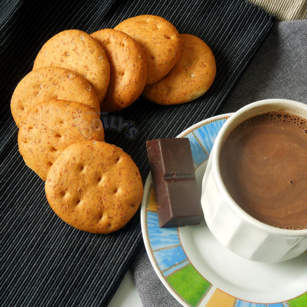 Galletas integrales con chocolate caliente como desayuno
